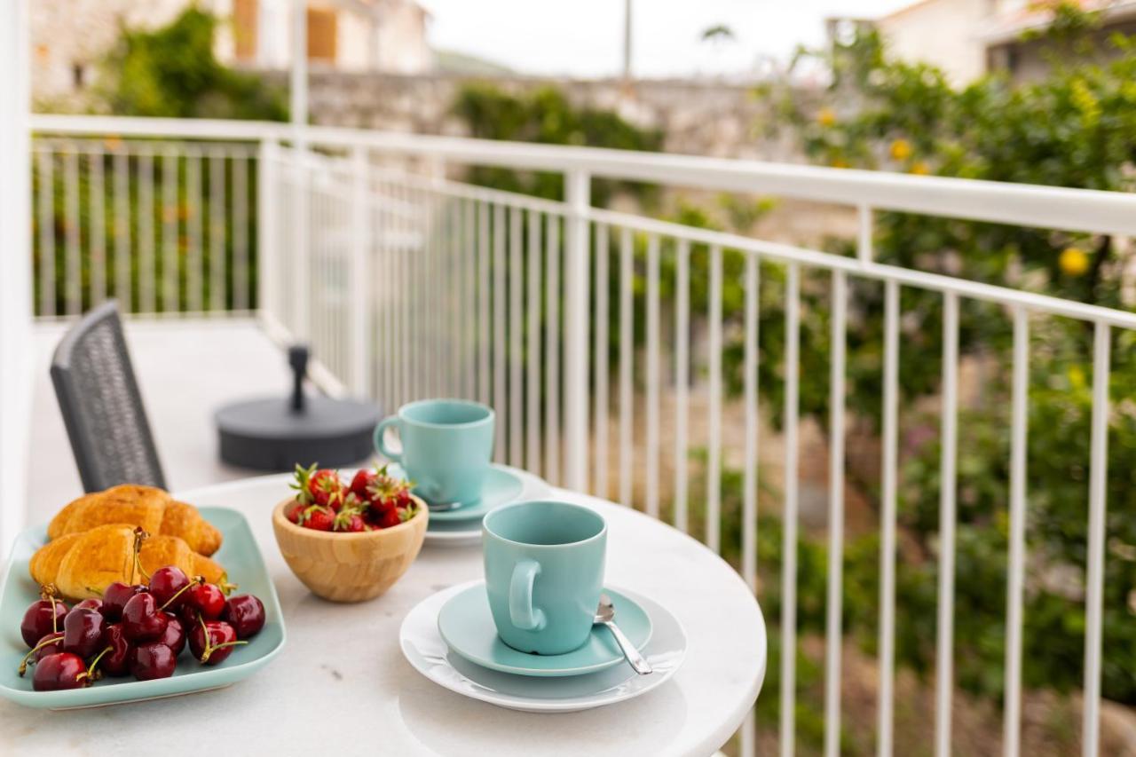 Jesliving Hvar - 2 Bedroom Elegant Apartment With Sea View In Historic Center Of Hvar Town Exterior photo